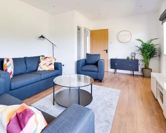 Pass the Keys Lovely 3 Bedroom property golf club and parking - 曼彻斯特 - 客厅