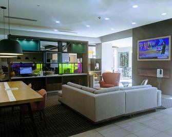 凤凰城机场假日套房酒店 - IHG 旗下酒店 - 凤凰城 - 客厅