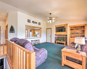 Experience nature at your doorstep! Island Park cabin near Yellowstone 27 min - Big Springs - 客厅