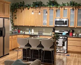 Spacious Lounging Comfort w/ 500 sqft Rooftop Deck Overlooking Downtown Denver - 丹佛 - 厨房