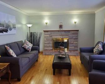 Bungalow on The Bay in Lorneville - 圣约翰 - 客厅