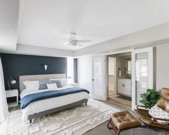 Spacious Home in Moon Valley- Heated Pool & Spa - 凤凰城 - 睡房