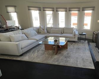 Amazing Marina District 2 Bedroom Apartment with Rooftop Deck - 旧金山 - 客厅