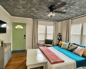 Beautifully Styled Home with Garage-Perfect Short or Long Stay! - 圣安东尼奥 - 睡房