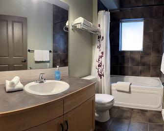 Lodges At Canmore Hot Tub & Heated Swimming Pool, Private Laundry, Kitchen&bbq - 坎莫尔 - 浴室