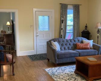Historic Home, Ideal for Executive Rental, Hunters, Fisherman - 曼丹 - 客厅