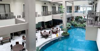 玛琅萨凡纳酒店及会议中心 - 玛琅 - 游泳池