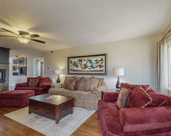 Elegant Nob Hill Home, Yard, Bbq - 阿尔伯克基 - 客厅