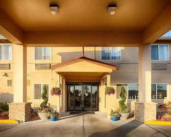 Comfort Meets Affordability in Red Lion Inn & Suites Sequim! Free Breakfast! - 塞奎姆 - 建筑