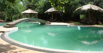 库维拉生态酒店 - 锡吉里亚 - 游泳池