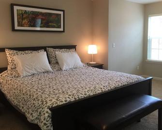 Comfortable. Nearly New. Close to Downtown Portland. Sleeps 4 - 波特兰 - 睡房