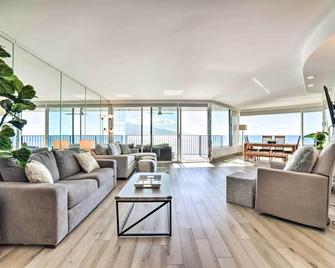 Luxurious Maui Getaway with Panoramic Ocean Views! - 玛雷亚 - 客厅