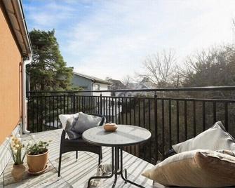 Tasteful house in great surroundings 10 minutes from the city - 斯德哥尔摩 - 阳台