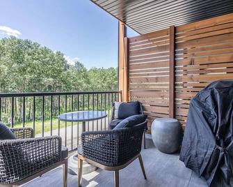 Serenity at Sparrowhawk Lodge Brand New 2Bd 2Ba - 坎莫尔 - 阳台