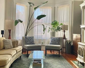 Classic Inner Mission Living in an Historic First-Floor Home - 旧金山 - 客厅
