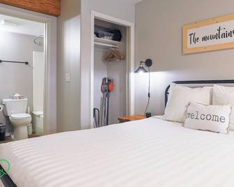 Private Lockoff with two queen beds - 弗尼 - 睡房