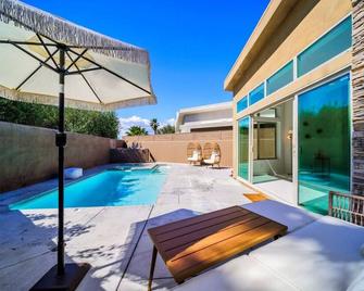 #1 Location! Oasis w Pool & Mt View! 3min to Dtown - 棕榈泉 - 游泳池