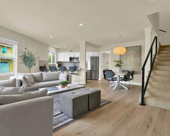 Unique Lido Isle Living - walking distance to the bay & beach! - 纽波特海滩 - 客厅