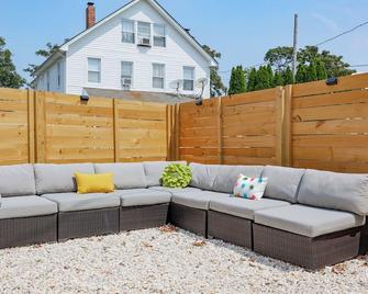 Cozy 2-Bedroom Home: Modern Amenities, WiFi, and AC—3 Blocks from Pier Village - 朗布兰奇 - 露台