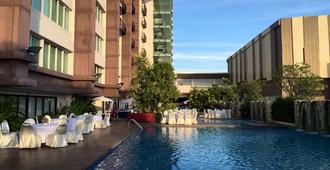 苏内大酒店和会议中心 - 乌汶 - 游泳池