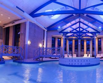 格洛斯特罗宾斯伍德酒店 - 贝斯特韦斯特辛尼雀精选系列酒店 - 格洛斯特 - 游泳池