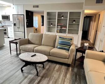 Stunning Heated Pool Home in Old Litchfield Park - 利奇菲尔德帕克 - 客厅