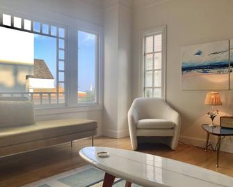 Rare, gorgeous third floor apartment in mint condition atop Sacramento Street on Nob Hill (parking!) - 旧金山 - 客厅