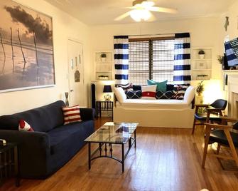 Mediterranean Style Cottage in Miami's Upper East Side - 迈阿密 - 客厅