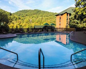Westgate Smoky Mountain 2 bedroom Grand Deluxe unit accommodates 8 people. \n\n - 加特林堡 - 游泳池