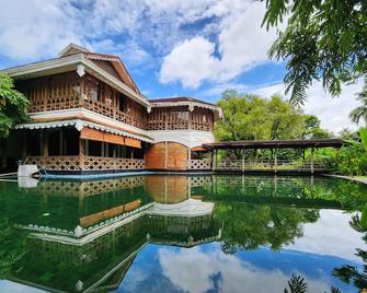 仰光总督府住宅 - 贝尔蒙德酒店 - 仰光 - 游泳池