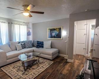 Elegant Cozy Oasis on a traffic free street - 克利尔沃特 - 客厅