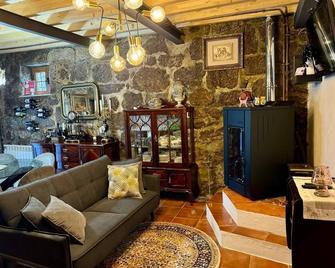 Casa Romã - Moradia em Pedra com Vista Para Parque Natural da Serra da Estrela - 塞洛里科·达贝拉 - 客厅