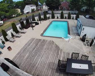 Cozy beach retreat with in ground pool just 7 minutes from seaside heights - 汤姆斯河 - 游泳池