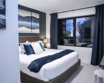 Selkirk Staytion - Stylish Condo with Hot Tub - 雷夫尔斯托克 - 睡房