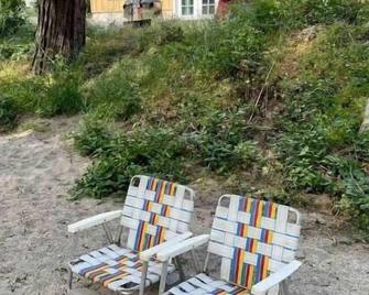Sequoias Creekside/Vintage Yellow Cottage - California Hot Springs - 露台