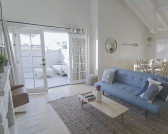 Stylish and Bright unit across the street from the beach at half the cost! - 纽波特海滩 - 客厅