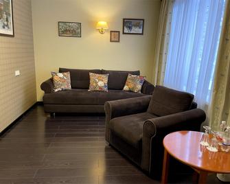 Dom Pionerov Hotel - 秋明 - 客厅