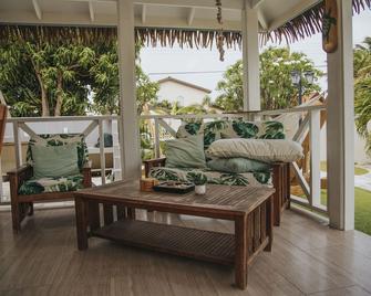 4 Villa Resort with Pool and Minutes from the Beach - 棕榈滩 - 露台
