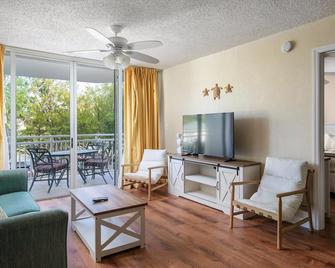 Sunrise 103-2BR/2BA condo near beaches with pool, parking, balcony - 基韦斯特 - 客厅