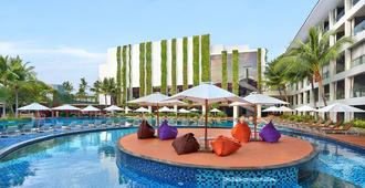 巴厘岛勒吉安斯通酒店，傲途格精选 - 库塔 - 游泳池