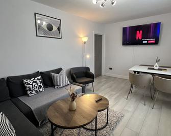 The Place with king beds, Ensuite Bathrooms, Close to Airport and Free Parking - Rostherne - 客厅