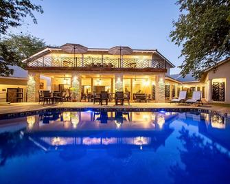 Nkosi宾馆 - 维多利亚瀑布城 - 游泳池