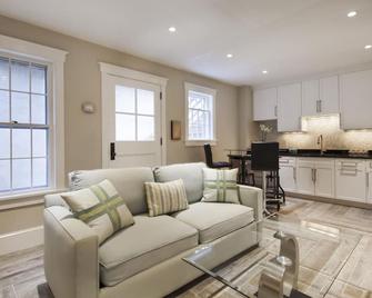 New High-end Studio Historic Street In Town Featured In Only Nantucket Magazine - 楠塔基特 - 客厅
