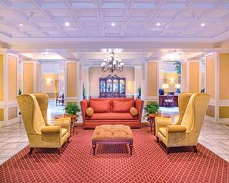 Wyndham Old Town Alexandria, 2 Bedroom Deluxe Condo, Free WiFi and Parking - 亚历山德里亚 - 休息厅