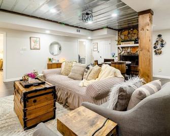 5 Star - Basement Apt - 2 Bd - Pet Friendly - 桃树市 - 客厅