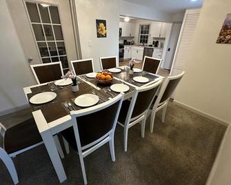 Newly Updated Specious & Cozy & Modern Retreat - 格林菲尔德 - 餐厅