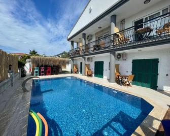 Alaçati XL Luxury Hotel - 切什梅 - 游泳池