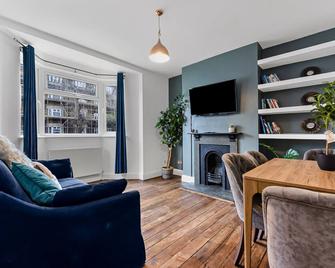 Leafy Oasis Wandsworth Chic Pad - 伦敦 - 客厅