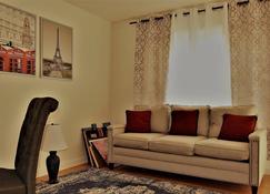乌班达魅力明亮的两卧室公寓 - 大福克斯 - 客厅