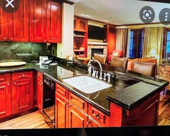 The Ritz-Carlton Club, Aspen Highlands 3 Bedroom 3.5 bathroom corner unit \n - 阿斯潘 - 厨房